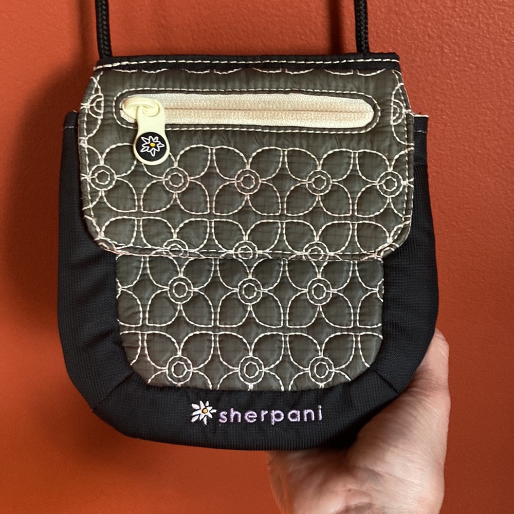 Sherpani Piperle Crossbody